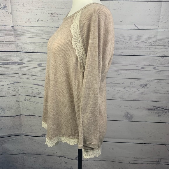 Hollistor V-Shape Hem with Lace Detail - Picture 2 of 6